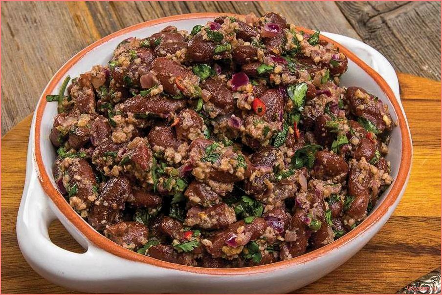 (лобио, вкусное, грузинское, блюдо, красной) Лобио — вкусное грузинское блюдо из красной фасоли с ароматными специями и сочной зеленью